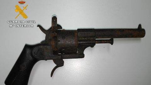 Rev�lver incautado por la Guardia Civil en Villanueva de Oscos 