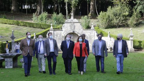 El secretario de Estado de Memoria Democrática, Fernando Martínez, ayer en el pazo de Meirás entre la subdelegada del Gobierno, María Rivas; el presidente de la Diputación, González Formoso, y el alcalde de Sada, Benito Portela.
