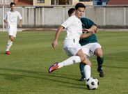 Rub�n trata de conducir el bal�n en el campo municipal de A Pinguela el pasado domingo.