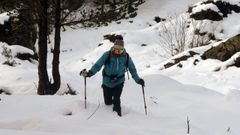 Un hombre caminaba por la nieve en el Alto do Couto ( O Courel) durante la intensa nevada que se registr� en Galicia el pasado 29 de diciembre