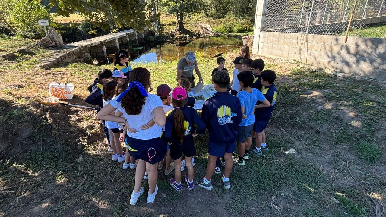 Alumnado de Celanova inspeccionó el estado de un tramo del río Ourille