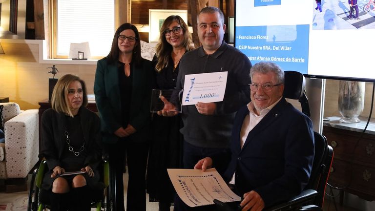 Recogi el premio Jos Manuel Valcarce, director del IES Xograr Afonso de Sarria.