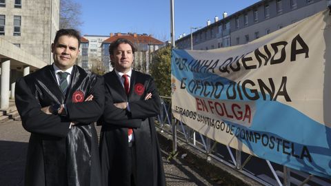 Rubn Fernndez (izquierda) y Juan Alberto Gasamns, junto a la pancarta que reclama mejoras en el turno de oficio en los juzgados de Santiago