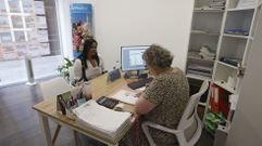 Victoria Arias, con una clienta ayer en la agencia de viajes Sercom