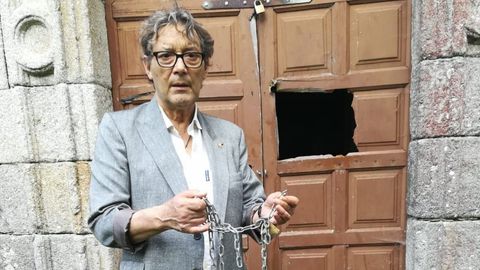 Antón Valcarce, ante la puerta de la iglesia, que fue forzada recientemente