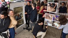 Alumnos del IES Leixa, montando la exposici�n de Jos� Pardo que esta tarde se inaugura en el campus