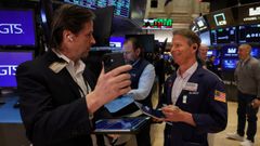 Dos operadores de la Bolsa de Nueva York charlando distendidamente durante la jornada burs�til.