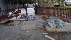 En la alameda ourensana, donde est� el templete de la m�sica, varias personas que carecen de vivienda pasan ah� sus noches. En la imagen pueden verse los cartones, los colchones y las mantas de los sintecho.
