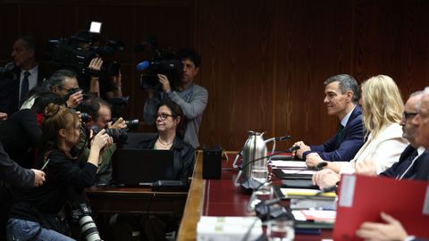 Snchez posa para los medios antes de que comience su comparecencia ante el Senado en la comisin de investigacin por el caso Koldo