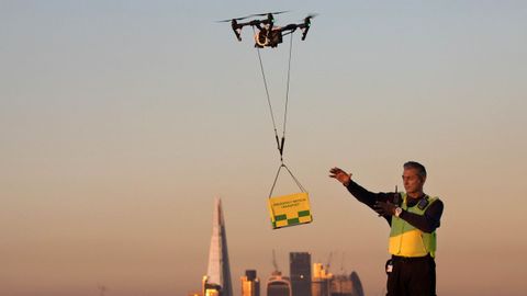 Un empleado de Nesta hizo la demostración de cómo suministrar medicinas a través de dron en el King's College Hospital.