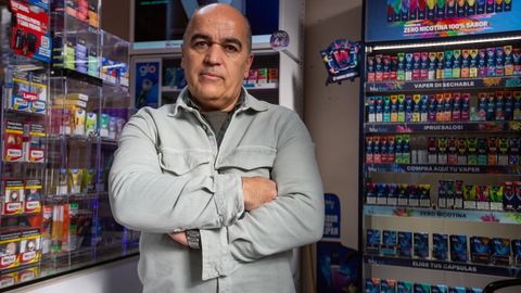 Francisco Iglesias, responsable del estanco de Rosal�a de Castro, en Pontevedra, afectado por la subida de tensi�n