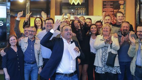 El candidato de Ciudadanos a la Presidencia del Principado, Manuel I�arra (c), y militantes del partido, durante el acto de cierre de campa�a celebrado este viernes en la Plaza Trascorrales de Oviedo