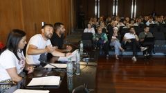 Matas Gonzlez Can, sentado entre el pblico -segundo por la derecha-este juevesen el pleno de A Illa