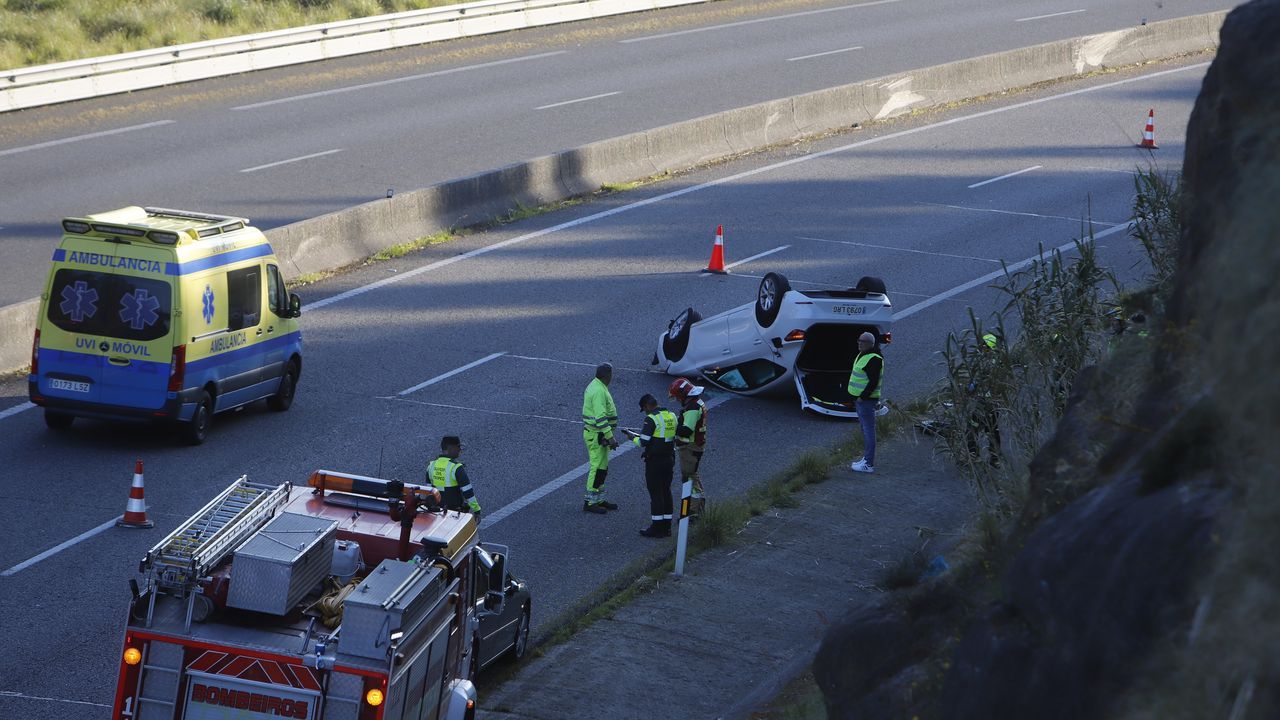 Herida leve una conductora al salirse de la vía y volcar su coche en la ...