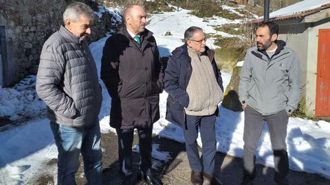 El vicepresidente vicepresidente y consejero de Administraci�n Auton�mica, Medio Ambiente y Cambio Clim�tico, Juan Cofi�o ;el alcalde de Somiedo, Belarmino Fern�ndez; el jefe del Servicio de Residuos y Econom�a Circular, Antonio �lvarez; y Fernando Alonso, director del parque natural de Somiedo