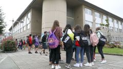 Exterior del instituto Ant�n Fraguas de Santiago en los primeros d�as de clase
