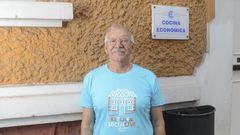 En la imagen, Luis Veira, jubilado de 71 a�os y uno de los cincuenta voluntarios que hacen posible que cada d�a pueda abrir sus puertas el comedor social de la Cocina Econ�mica