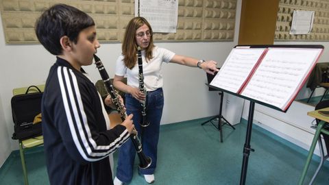 Las Xornadas de Portas Abertas del Conservatorio Profesional de M�sica Manuel Quiroga de Pontevedra empezaron este lunes. Las familias pueden conocer el funcionamiento del centro, asistir a clases, a ensayos y hasta probar instrumentos