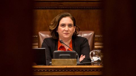 Colau durante un pleno en el Ayuntamiento de Barcelona