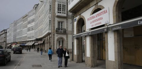 A las reformas en varios locales comerciales se une la rehabilitaci�n de edificios hist�ricos como una de las Casas de Paredes. 