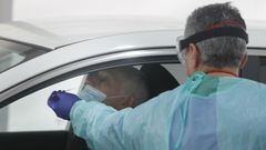 Test r�pido de COVID-19 realizado desde un coche en una carpa ubicada en el entorno del hospital Gil Casares de Santiago