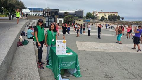Protecci�n solar.Una de las mesas informativas de la Asociaci�n Espa�ola Contra el C�ncer al pie de la playa de Riazor.