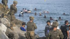 Migrantes intentando cruzar a Espa�a desde Marruecos, el pasado 31 de julio.