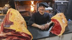 Jos� Hern�ndez, chef de DeLito, con los dos lomos de 150 kilos de la vaca que pes� m�s de 750 kilos