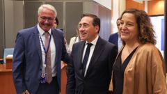 De izquierda a derecha, el el vicepresidente del Grupo Socialdem�crata de la Euroc�mara, Yannis Maniatis, el ministro de Exteriores espa�ol, Jos� Manuel Albares, y la presidenta del citado grupo parlamentario, Iratxe Garc�a P�rez, en una conferencia en la C�mara comunitaria.