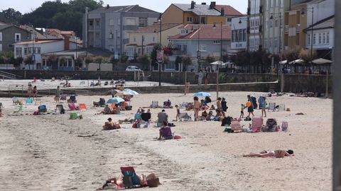 En la fotografa, vista de archivo de la playa urbana del concello de Ares. 