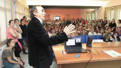 El pediatra Manuel Silveira en una charla sobre la vacuna de la meningitis B en Burela