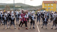 Una comparsa de Ordes gan� el primer premio en el concurso de disfraces de Bri�n. El alcalde celebr� la �gran participaci�n� y estudiar� mantener la celebraci�n al aire libre en las pr�ximas ediciones.
