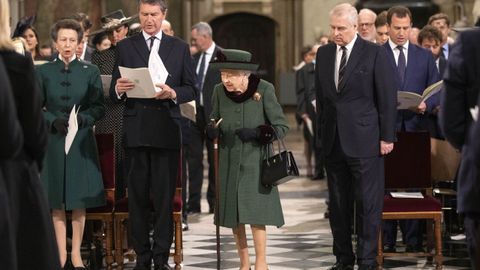 Isabel II lleg� en coche desde Windsor junto al pr�ncipe Andr�s