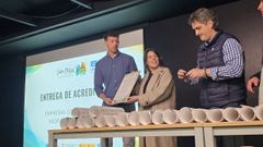 La diputada de Plans Provinciais, Cristina Garc�a, y el alcalde de Ortigueira, Valent�n Calv�n, entregan una de las primeras certificaciones, junto al presidente de la asociaci�n de concellos del xeoparque, Alberto Rey (a la derecha)