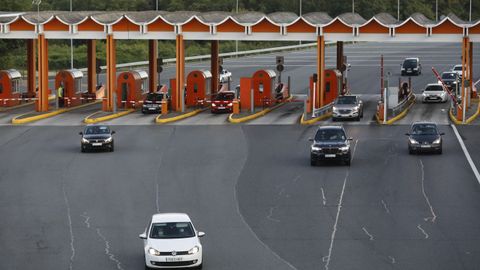 Cabinas de peaje en uno de los accesos a Santiago por la AP-9 en una imagen de archivo.