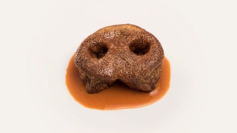 Chisco Jim�nez. En Culuca, el morro cocido y frito se combina con la salta de otro de sus grandes �xitos: los callos. Texturas crujientes y jugosas para el morro de cerdo con jugo de callos. 