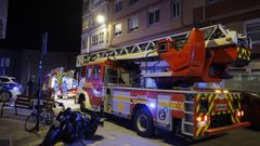 Imagen de archivo de una intervenci�n nocturna de los bomberos de A Coru�a en la calle San Jorge