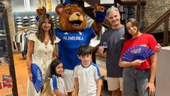 La concejala de Econom�a, Transformaci�n Digital y Pol�ticas Sociales, Leticia Gonz�lez, acompa�ada de Garra, la mascota del Real Oviedo, en la presentaci�n de la campa�a de apoyo al comercio local y al Real Oviedo