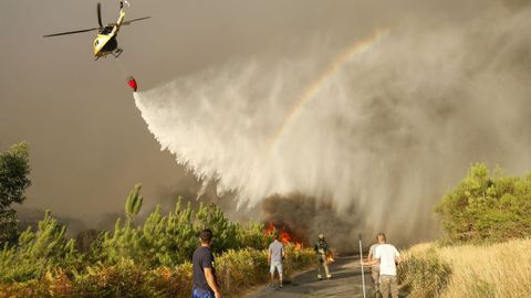 Incendio forestal en Meln, entre las aldeas de Quins y Vilaverde