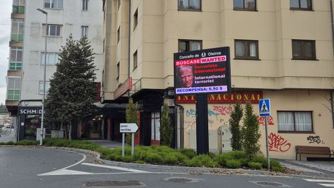 Cartel en Oleiros en el que se pone precio a la cabeza de Trump