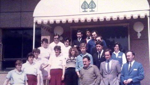 En 1986, a los 16 aos, entr a trabajar en el Hotel Husa de Los Tilos, en Teo. En la imagen,al ao siguiente, junto al resto del personal y al aquel entonces Prncipe Felipe en la puerta del establecimiento