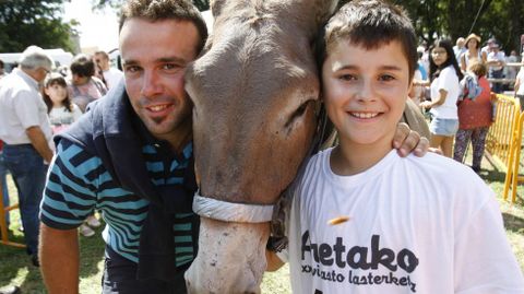 Igotz Bilbao, a la derecha, con el burro Niño