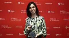 Mar�a Paz Otero, posando con la estatuilla del premio Adon�is 2023.