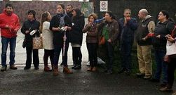 Los padres protestaron a la entrada de clase. 