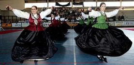Exhibici�n de baile tradicional en el polideportivo de Baio, durante la clausura de Adro. 