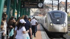 Usuarios esperando el AVE en la estaci�n de Vilagarc�a