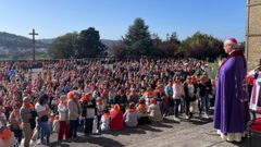 El obispo de Ourense, Leonardo Lemos, con los participantes en la peregrinaci�n diocesana