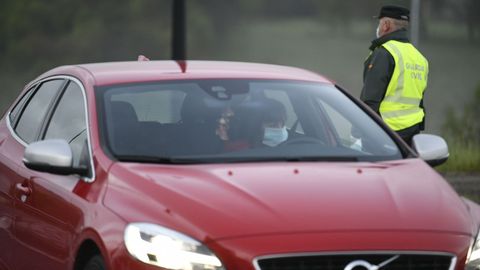 Reparto entrega de mascarillas por la Guardia Civil y Polica OLocal a trabajadores en la entrada del polgono industrial Lalin 2000