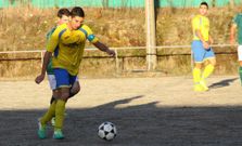 El capit�n del Sporting de Lamp�n, To�o, golpea el bal�n durante un lance del encuentro. 