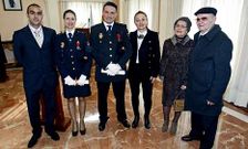 Los polic�as Francisco Castro y Mar�a Soledad Mart�n, acompa�ados por sus allegados.